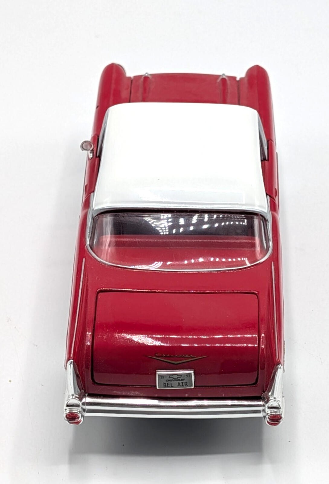 MotorMax 1957 Chevy Bel Air 1:24 Diecast Red/White 73200 Opening Hood/Doors