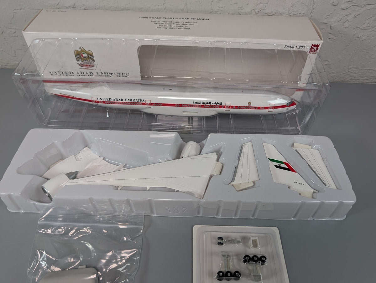 Hogan 1:200 Boeing 777-200ER United Arab Emirates Snap Fit Model 10949 w/ Stand