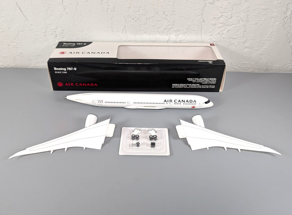 Hogan 1:200 Boeing 787-9 Air Canada Snap Together Model 10246 On Ground Gear