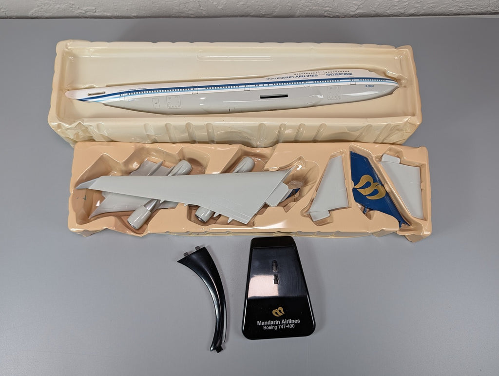 Hogan 1:200 Boeing 747-400 Mandarin Airlines Snap Model 1073 w/ Stand No Gear