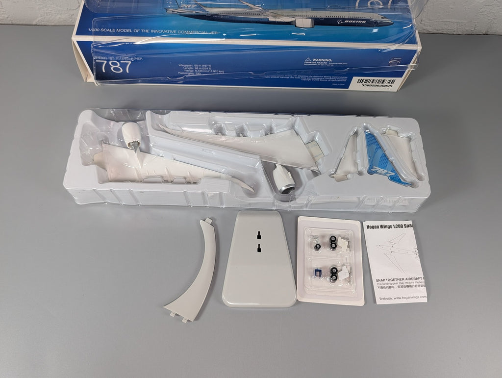 Hogan Wings Boeing 787-10 Dreamliner 1:200 Snap-Fit Airliner Model w/ Stand