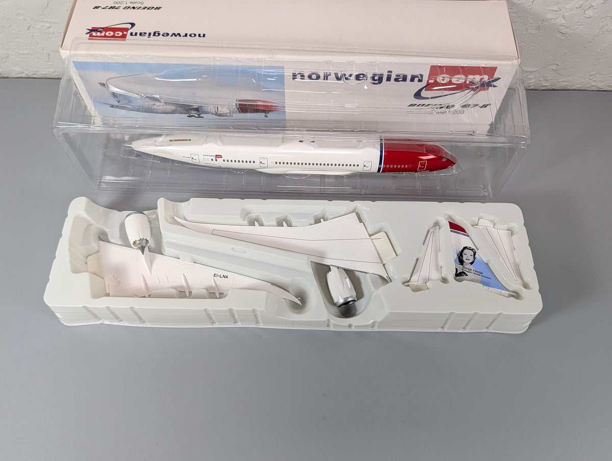 Hogan Boeing 787-8 Norwegian Air Dreamliner 1:200 Model Airplane EI-LNA Stand