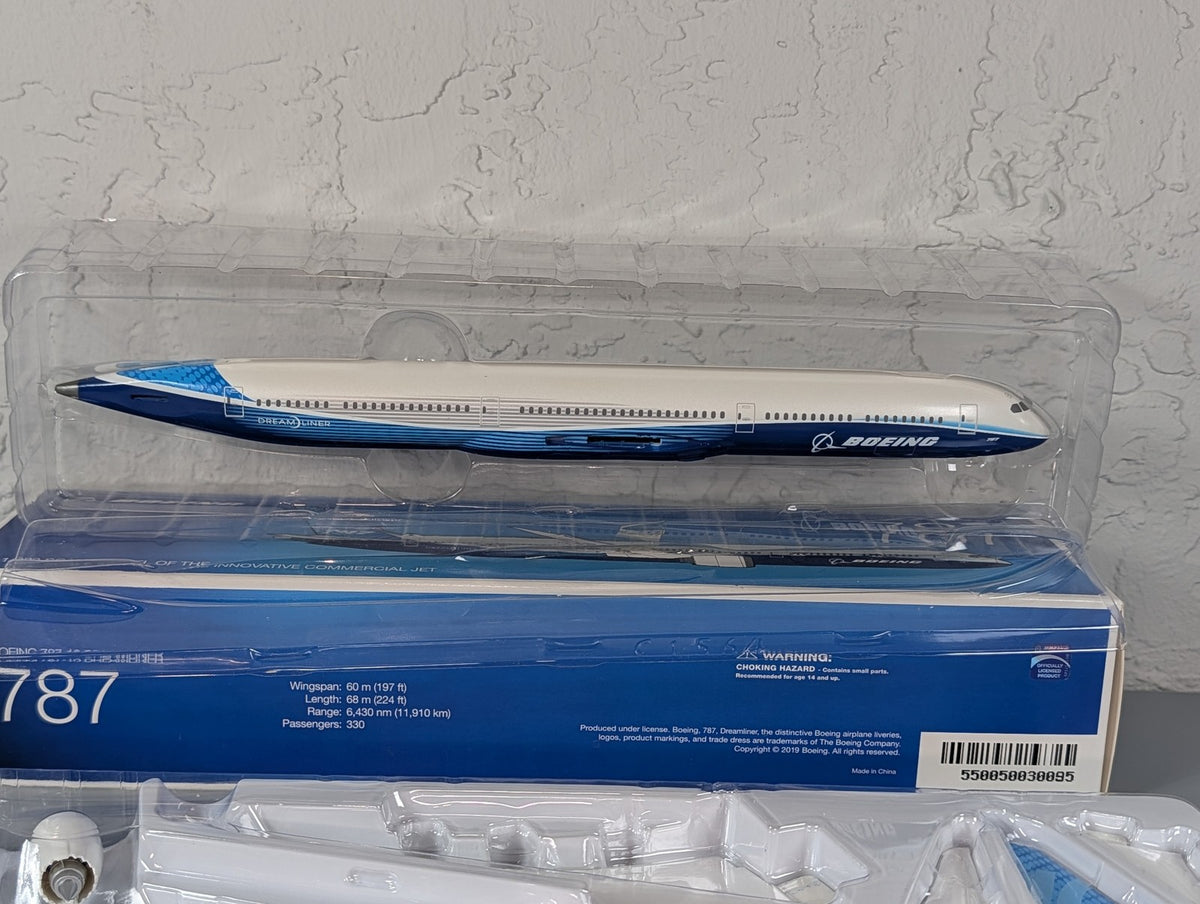 Hogan Wings Boeing 787-10 Dreamliner 1:200 Snap-Fit Airliner Model w/ Stand