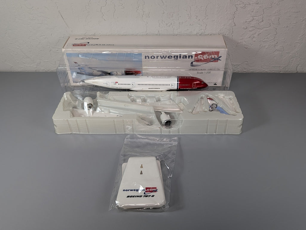 Hogan Boeing 787-8 Norwegian Air Dreamliner 1:200 Model Airplane EI-LNA Stand